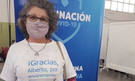 Una jubilada se vacunó con la Sputnik V y sorprendió con su remera: Gracias, Alberto, por envenenarme. Una jubilada se vacunó con la Sputnik V y sorprendió con su remera: Gracias, Alberto, por envenenarme.