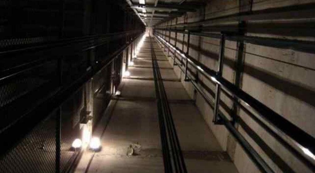 Video: el dramático rescate de un bebé a punto de ser aplastado por un ascensor