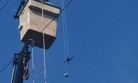 Un dron transportaba droga, quedó atrapado en los cables de luz cercanos al penal de Bouwer, Córdoba. Un dron transportaba droga, quedó atrapado en los cables de luz cercanos al penal de Bouwer, Córdoba.