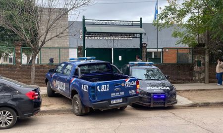 Policías del Comando Radioeléctrico en la puerta del establecimiento educativo. Policías del Comando Radioeléctrico en la puerta del establecimiento educativo.