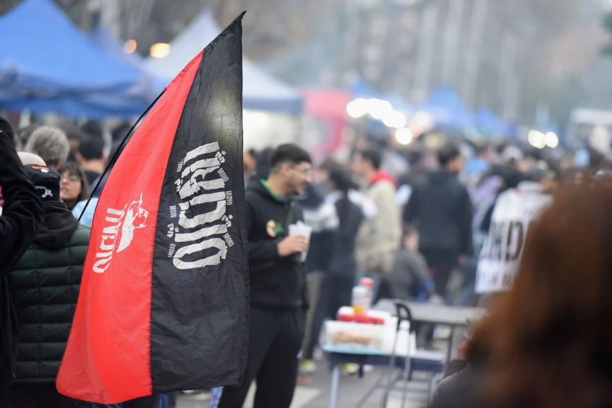 Desde todo el país, los fanáticos del Indio Solari llegaron a Avellaneda para el último adiós al popular músico.