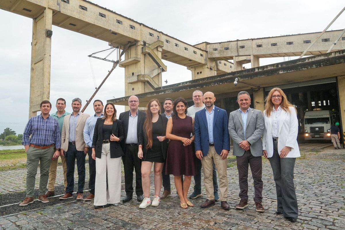 Autoridades de Santa Fe acaban de recibir en el puerto local a representantes de la provincia de Tucumán, en el proceso de atraer nuevos clientes interesados en exportar sus productos. Autoridades de Santa Fe acaban de recibir en el puerto local a representantes de la provincia de Tucumán, en el proceso de atraer nuevos clientes interesados en exportar sus productos.