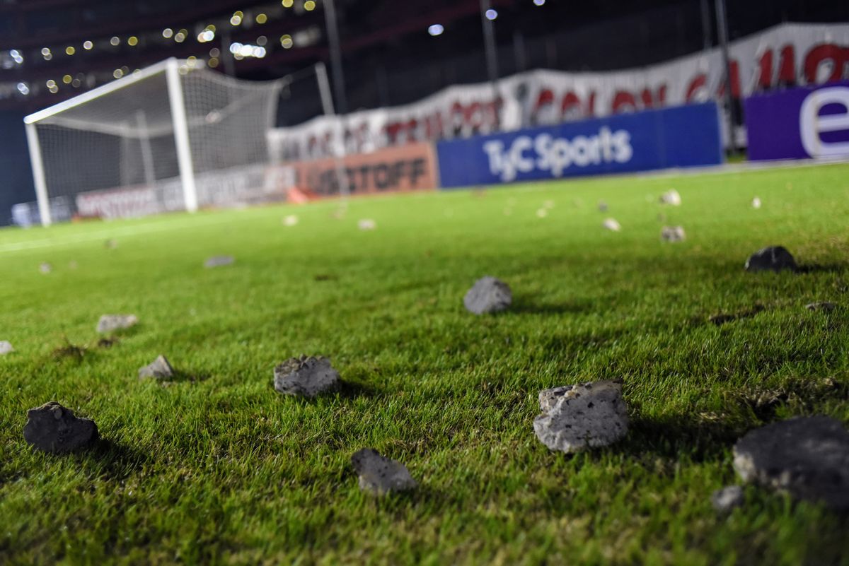 Así quedó el campo de juego en Colón tras los incidentes.