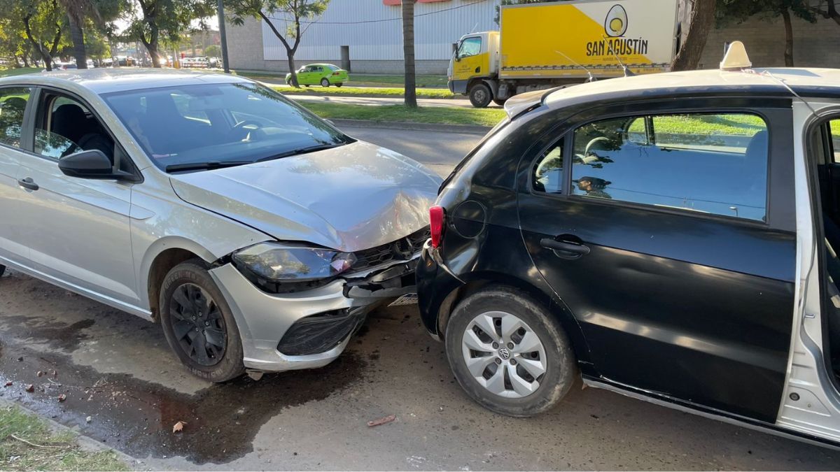 El último coche de la fila involucrado en el accidente sufrió daños materiales en su tren delantero. El último coche de la fila involucrado en el accidente sufrió daños materiales en su tren delantero.