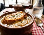 La&nbsp;sopa de cebolla francesa es uno de los platos más antiguos.
