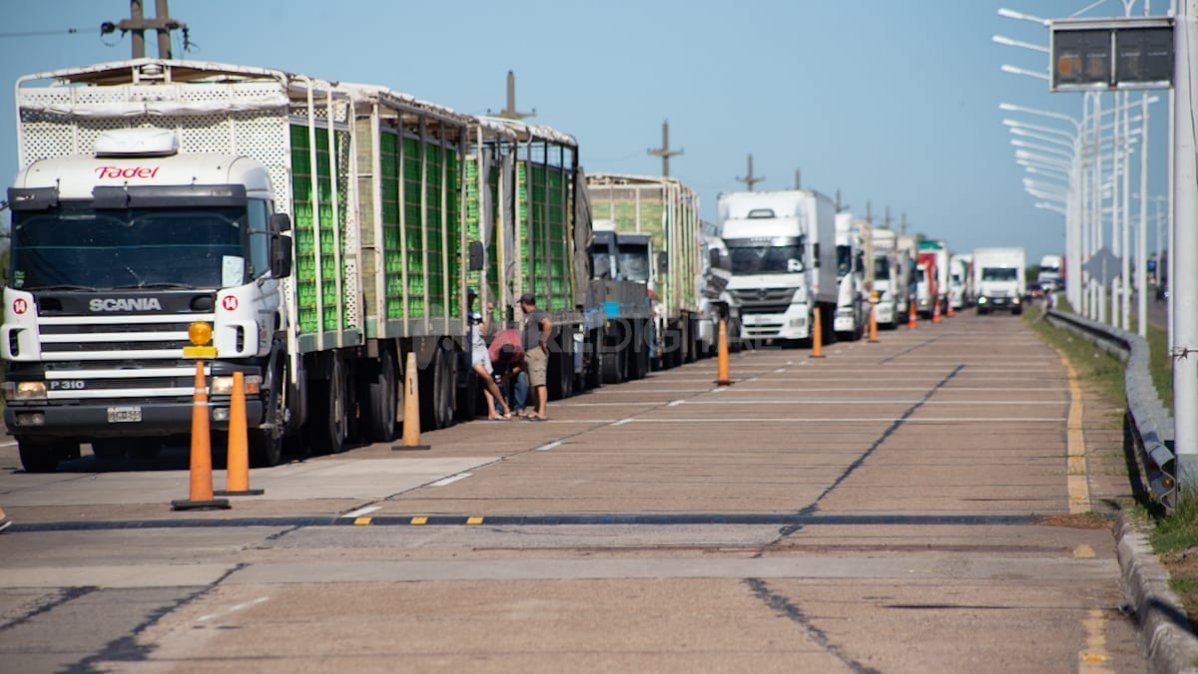 Los camioneros que se agrupan en Transportistas Unidos de Argentina se manifiestan en las rutas de todo el país por tiempo indeterminado.