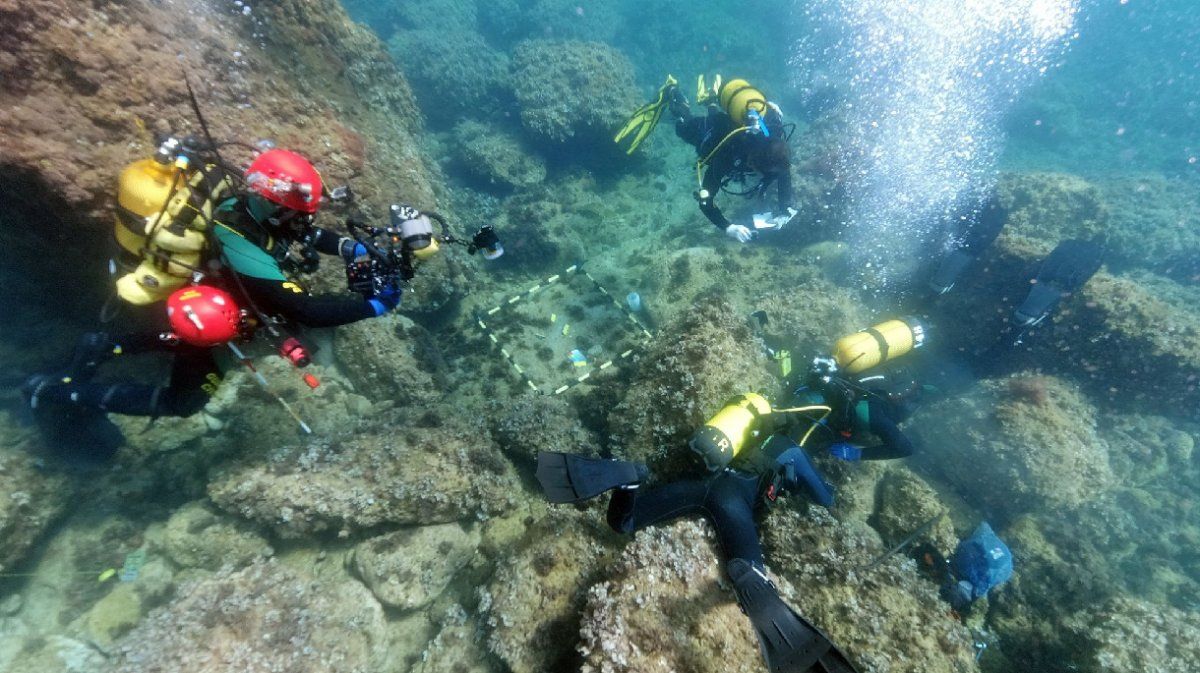 Dos aficionados descubren bajo el mar un tesoro romano escondido de los bárbaros