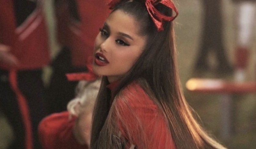 Ariana Grande estrenó su nuevo video