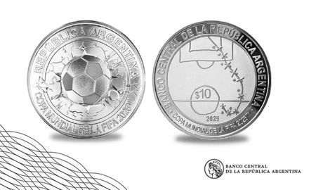 La moneda conmemorativa que homenajea a Diego Maradona y su mítico gol a Inglaterra en el Mundial 1986 ya está en la ciudad de Santa Fe. La moneda conmemorativa que homenajea a Diego Maradona y su mítico gol a Inglaterra en el Mundial 1986 ya está en la ciudad de Santa Fe.
