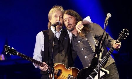 Dave Grohl, líder de Foo Fighters, reapareció en un escenario de la mano de Paul McCartney. Dave Grohl, líder de Foo Fighters, reapareció en un escenario de la mano de Paul McCartney.