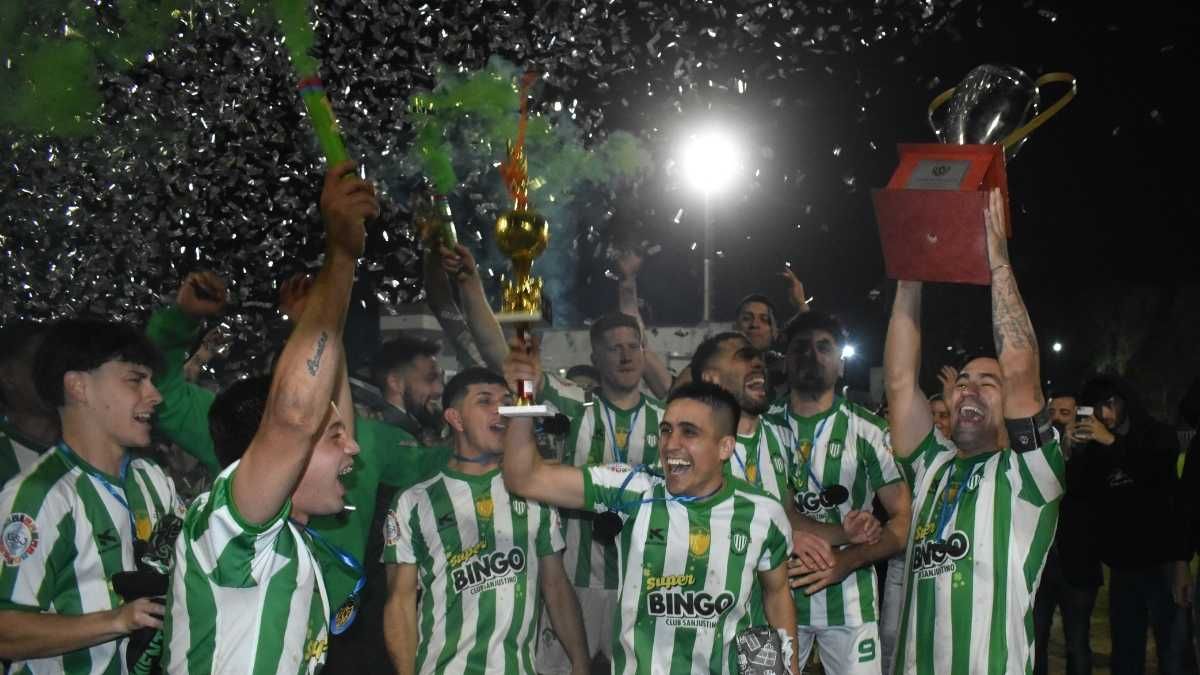 Sanjustino levantó la copa tras ganar el desempate. Foto: Mauro González.