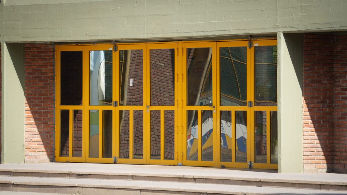 Frente de la escuela Mariano Moreno