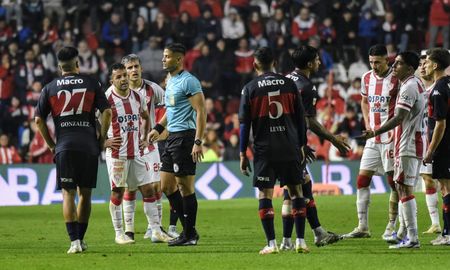 Ferreyra vio falta de Tarragona en la previa del gol de Gamba y anuló el gol de Unión. Ferreyra vio falta de Tarragona en la previa del gol de Gamba y anuló el gol de Unión.