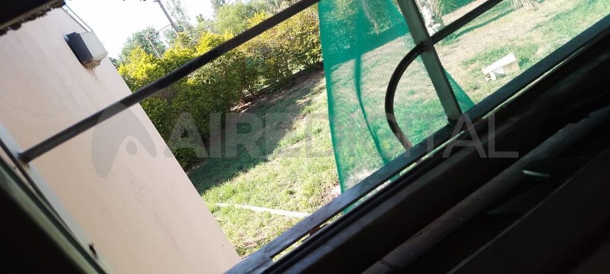 Ladrones rompieron un alambrado y un ventiluz, e ingresaron al local que está ubicado sobre la Ruta 1, a la altura del kilómetro 1.