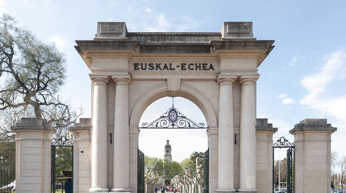 Los padres de un menor que asiste al Colegio Euskal Echea, de la localidad lomense de Llavallol, denunciaron ante la UFI n°6 de Lomas de Zamora a un hombre que habría amenazado de muerte a su hijo de 13 años.