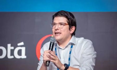 El atentado ocurrió este sábado en el barrio Modelia, al oeste de Bogotá, donde el congresista recibió dos disparos mientras participaba en un mitin político. El atentado ocurrió este sábado en el barrio Modelia, al oeste de Bogotá, donde el congresista recibió dos disparos mientras participaba en un mitin político.