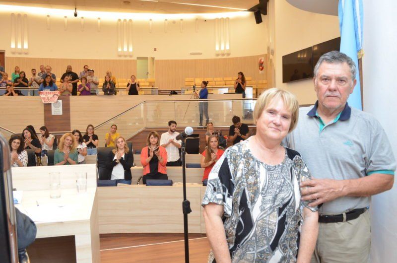 La madre y el padre de Paula Perassi fueron distinguidos en el Concejo de Rosario