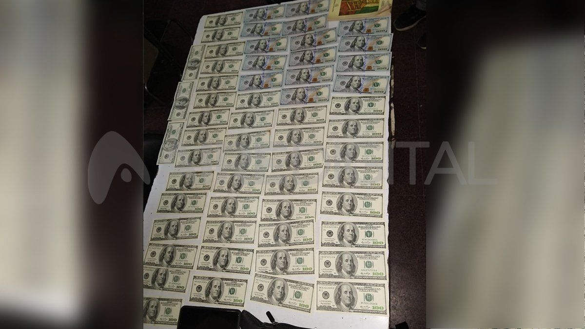Los dólares que los uniformados encontraron tras el procedimiento policial.