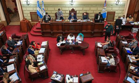 De los nueve proyectos presentados en Diputados para reformar la Constitución de Santa Fe, cuatro no mencionan la necesidad de que la Justicia pueda investigar a los legisladores de esta provincia. De los nueve proyectos presentados en Diputados para reformar la Constitución de Santa Fe, cuatro no mencionan la necesidad de que la Justicia pueda investigar a los legisladores de esta provincia.