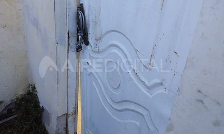 Así quedó la puerta que fue violentada por los delincuentes. Así quedó la puerta que fue violentada por los delincuentes.