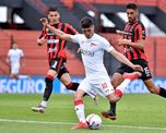 Estudiantes derrotó a Patronato a domicilio y sigue de cerca a Talleres y Lanús, en lo alto de la tabla del Torneo de la Liga Profesional. Estudiantes derrotó a Patronato a domicilio y sigue de cerca a Talleres y Lanús, en lo alto de la tabla del Torneo de la Liga Profesional.