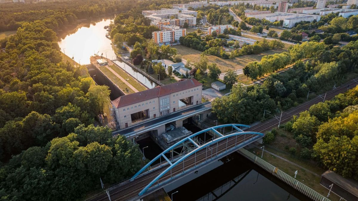 Está abierta a profesionales cualificados y autónomos que puedan aportar al desarrollo económico y social de la ciudad. Está abierta a profesionales cualificados y autónomos que puedan aportar al desarrollo económico y social de la ciudad.