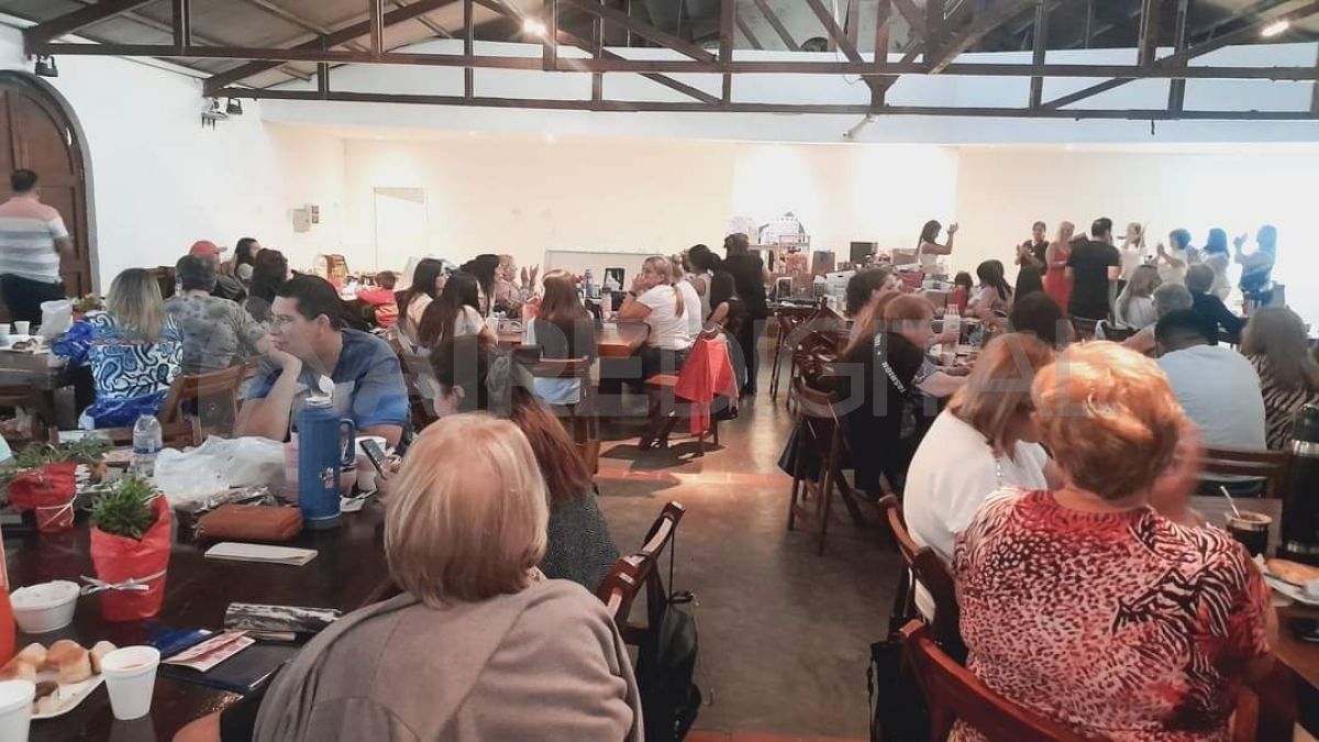 El bingo benéfico de la Casa de las Madres del hospital Alassia reunió a más de 120 personas en la celebración de su 21º aniversario.