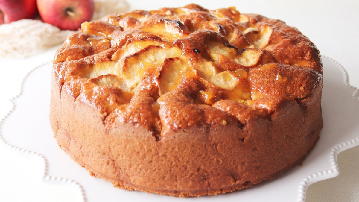 La receta fácil para hacer bizcochuelo de manzana y yogur para la merienda