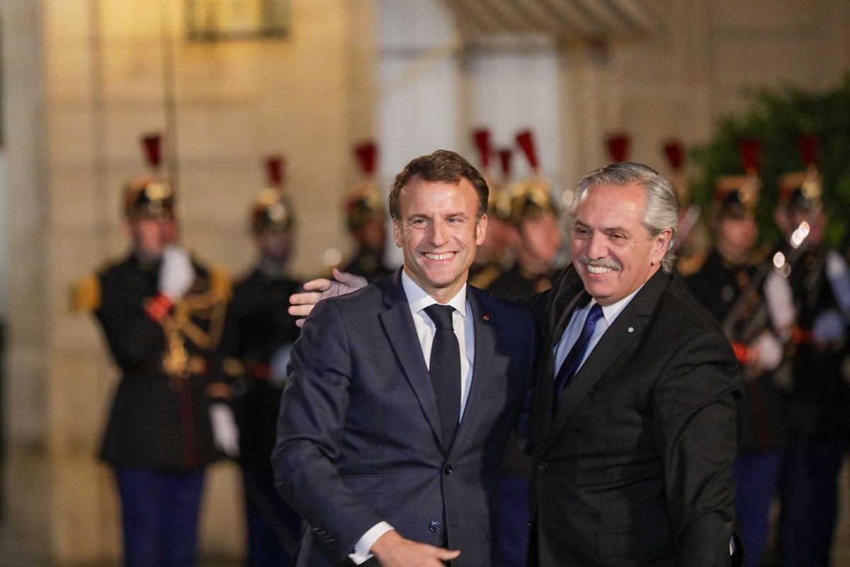 Macron le agradeció la visita a su par argentino porque “siempre nos hace el honor de venir a París con la misma amistad y el mismo compromiso”.