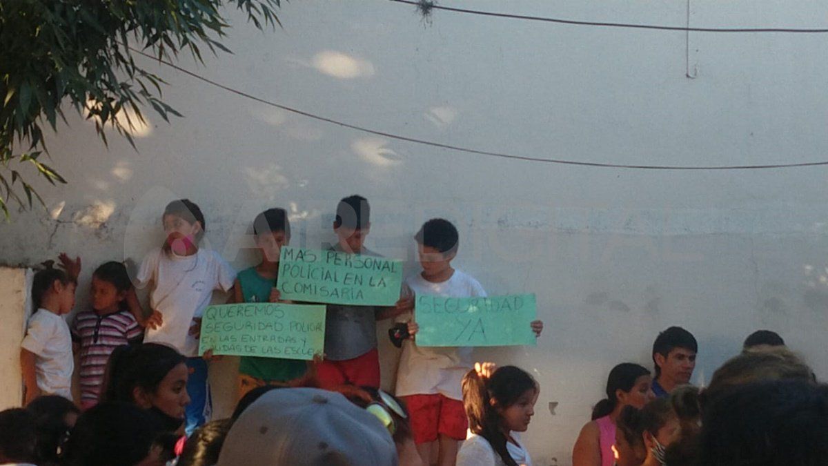 Los tiros en la plaza del barrio Los Troncos son solo una parte de los actos de inseguridad que viven los vecinos.