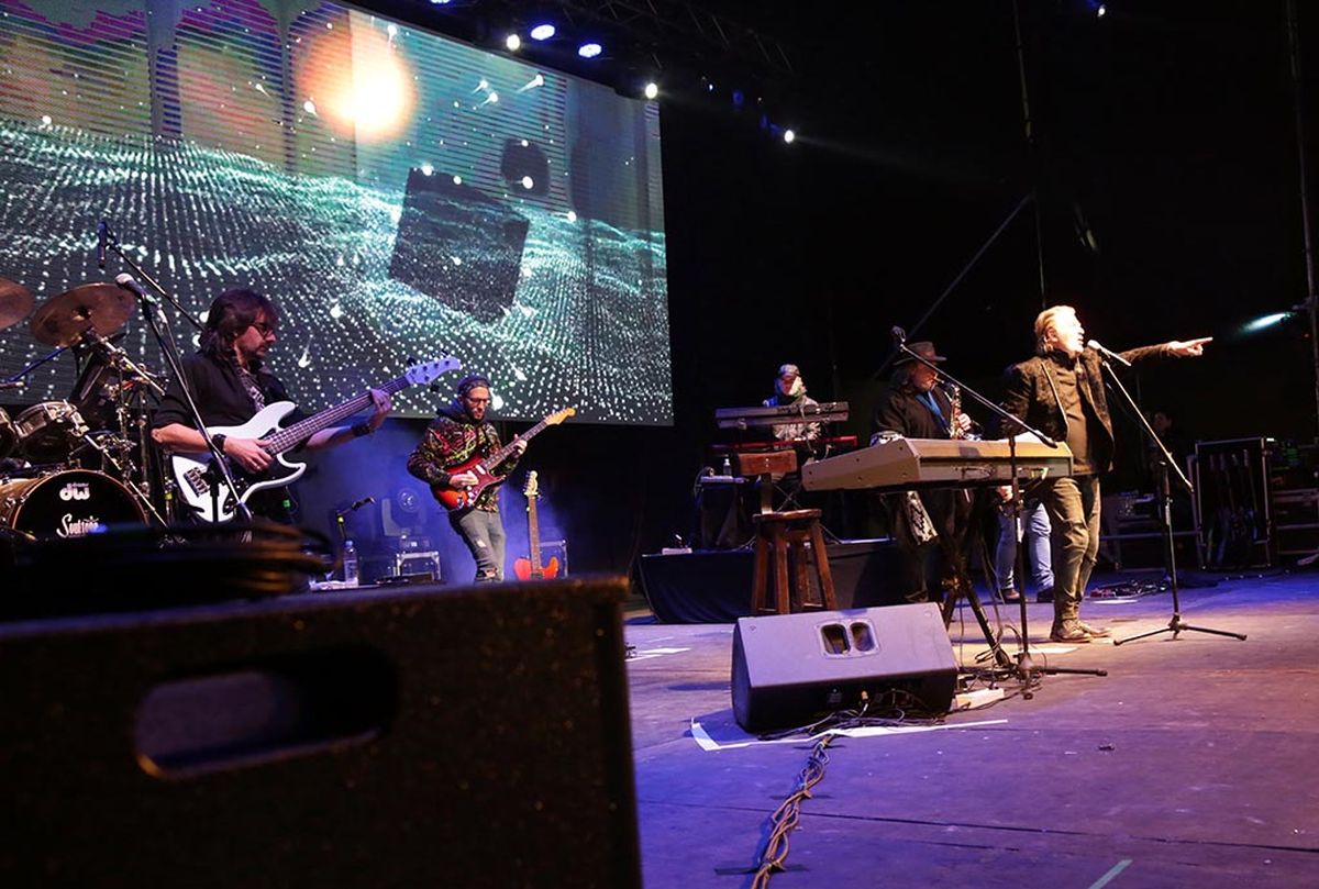 Miguel Mateos tocó anoche en Esperanza en el marco de la Fiesta Nacional de la Agricultura.