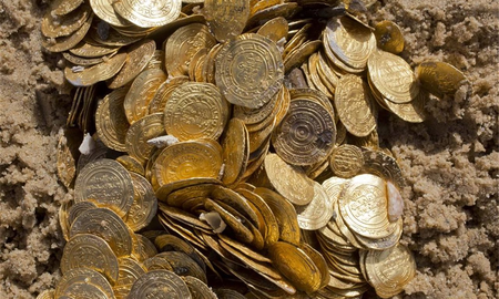 Encontró viejas monedas de oro en un campo arado que valen más de US$ 1 millón y se volvió viral Encontró viejas monedas de oro en un campo arado que valen más de US$ 1 millón y se volvió viral