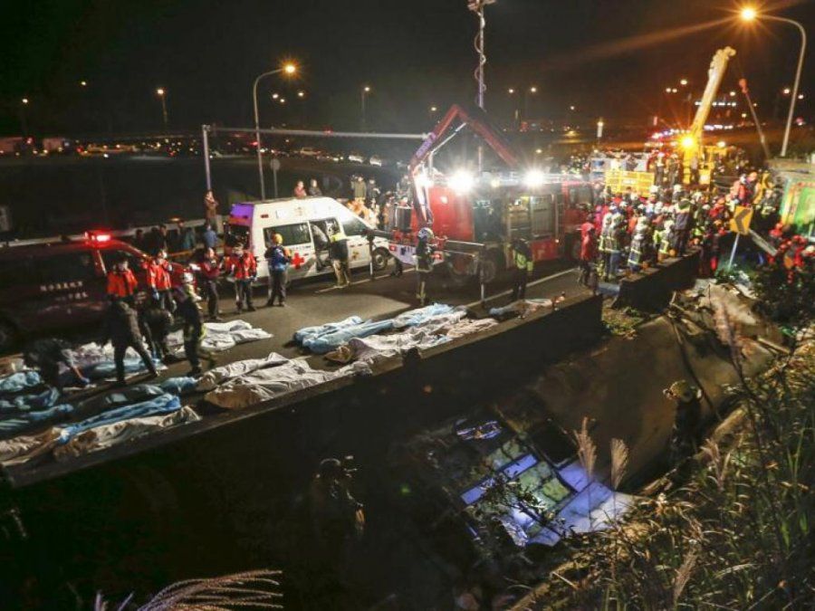 32 muertos y 13 heridos al volcar un micro turístico en Taiwán