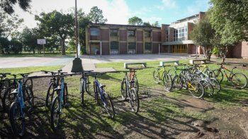 Un menor de edad ingresó a la Escuela Mariano Moreno de San Cristóbal, a pesar de que el ingreso está prohibido por resguardo de la Justicia.