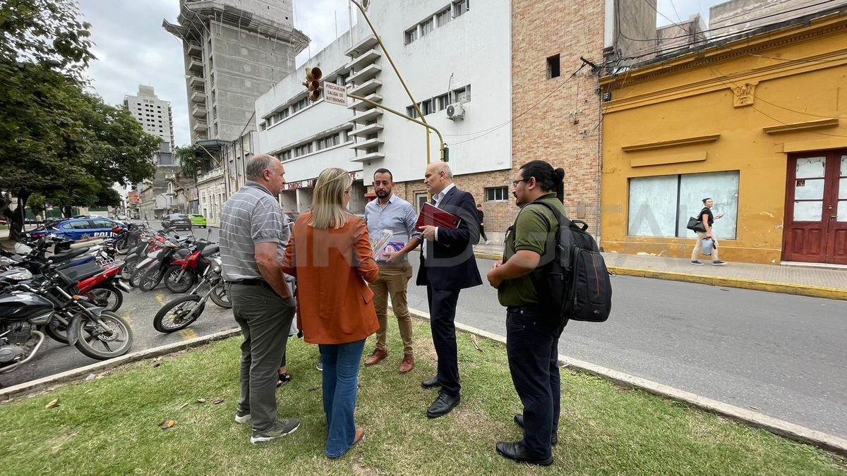 Funcionarios de Seguridad junto al gremio de choferes y dueños de empresas de colectivos. Funcionarios de Seguridad junto al gremio de choferes y dueños de empresas de colectivos.