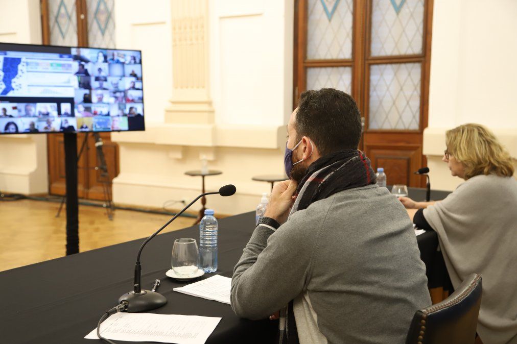 Perotti buscó el apoyo de los gremios para un eventual retroceso de fase por el avance del coronavirus