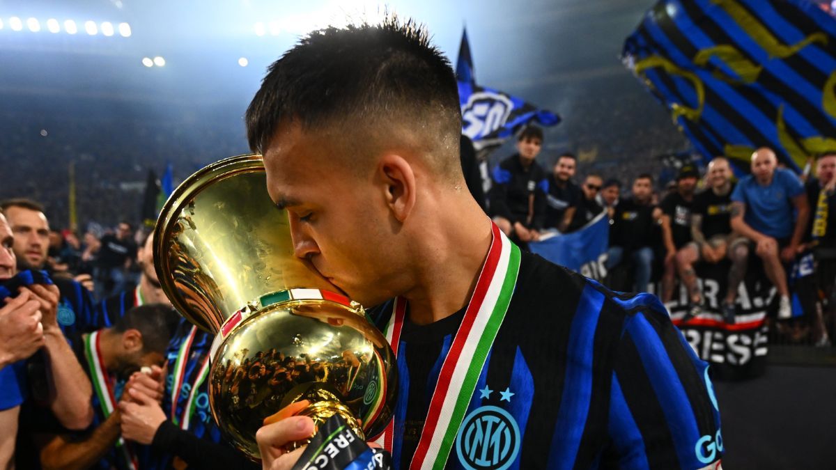 Lautaro Martínez besando el trofeo tras ganar la Coppa Italia.