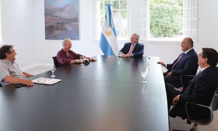 Alberto Fernández anunció este mediodía desde la Quinta de Olivos un bono especial de fin de año para trabajadores y trabajadoras de la Administración Pública Nacional. Alberto Fernández anunció este mediodía desde la Quinta de Olivos un bono especial de fin de año para trabajadores y trabajadoras de la Administración Pública Nacional.