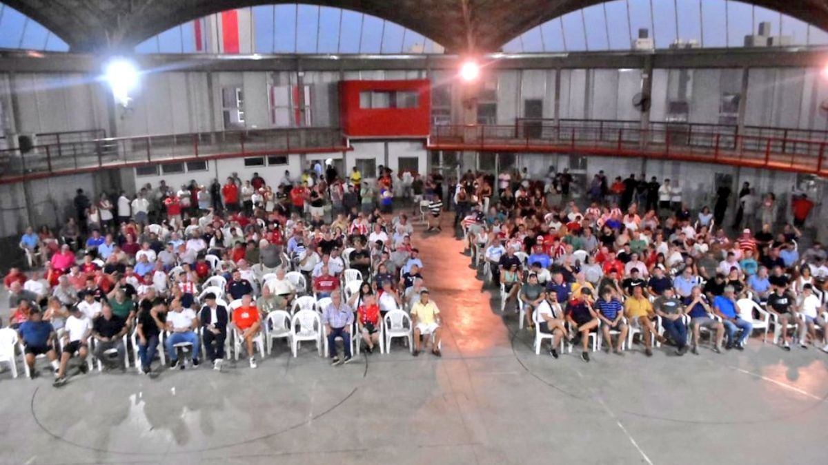 En la Asamblea del 29 de diciembre participaron cerca de 300 socios tatengues.