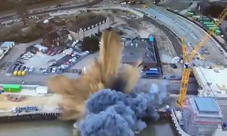 La bomba fue descubierta por uno de los trabajadores que están construyendo un puente.