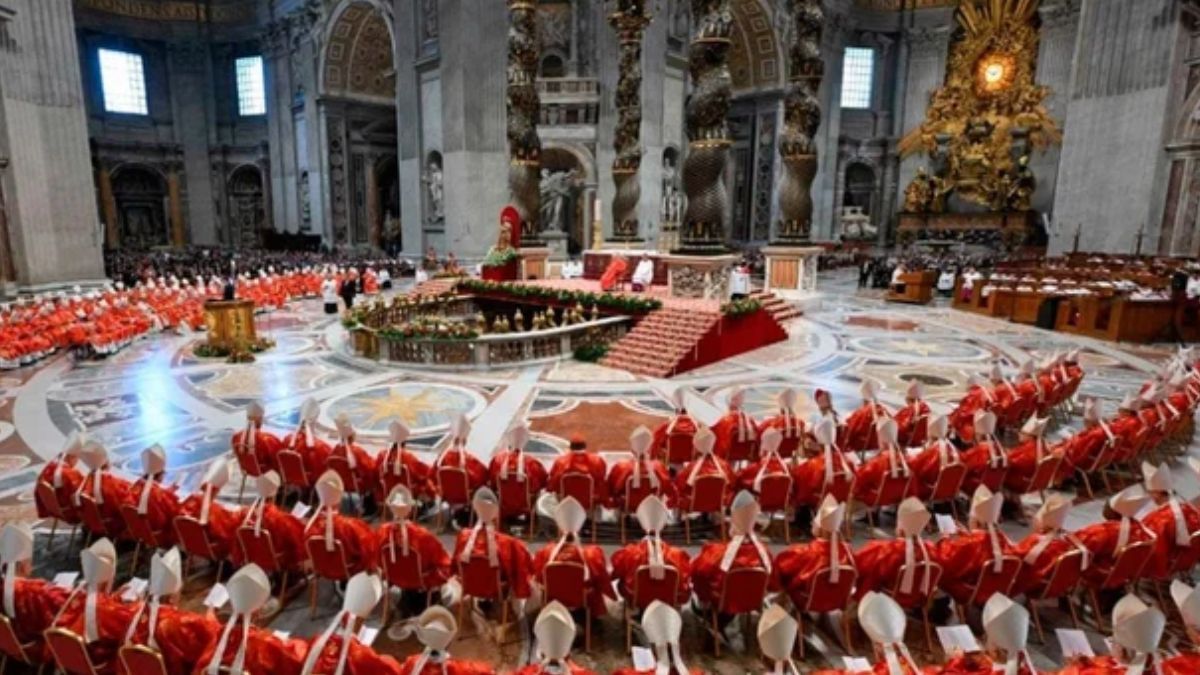La chimenea del Vaticano mostró humo negro. Por el momento