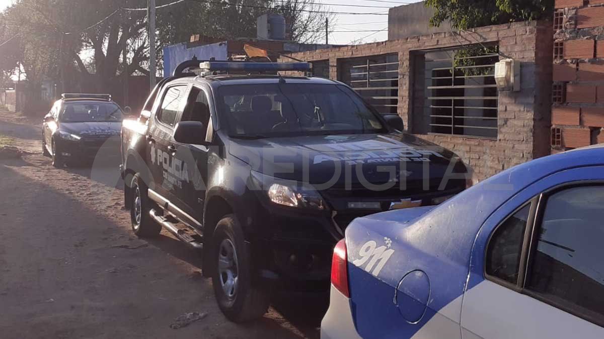 Personal de la Seccional Primera llevó a cabo dos allanamientos en Pedro de Vega 4100 y en Estanislao del Campo 7000.