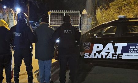 En un allanamiento en una vivienda de barrio Santa Rita, secuestraron armas de fuego, drogas y hay dos detenidos. En un allanamiento en una vivienda de barrio Santa Rita, secuestraron armas de fuego, drogas y hay dos detenidos.