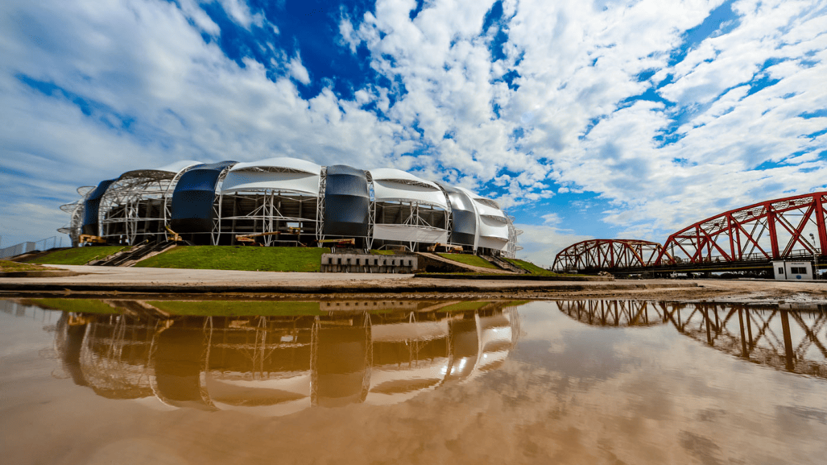 Una parada obligada es el Estadio Único Madre de Ciudades, ideal para disfrutar de un evento deportivo o solo visitarlo. Una parada obligada es el Estadio Único Madre de Ciudades, ideal para disfrutar de un evento deportivo o solo visitarlo.