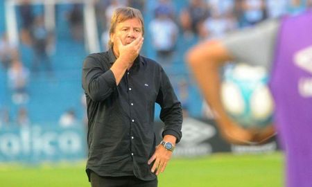 Ricardo Zielinski se despide de Atlético Tucumán en el partido ante Gimnasia y Esgrima de La Plata por la Copa Diego Maradona. Ricardo Zielinski se despide de Atlético Tucumán en el partido ante Gimnasia y Esgrima de La Plata por la Copa Diego Maradona.