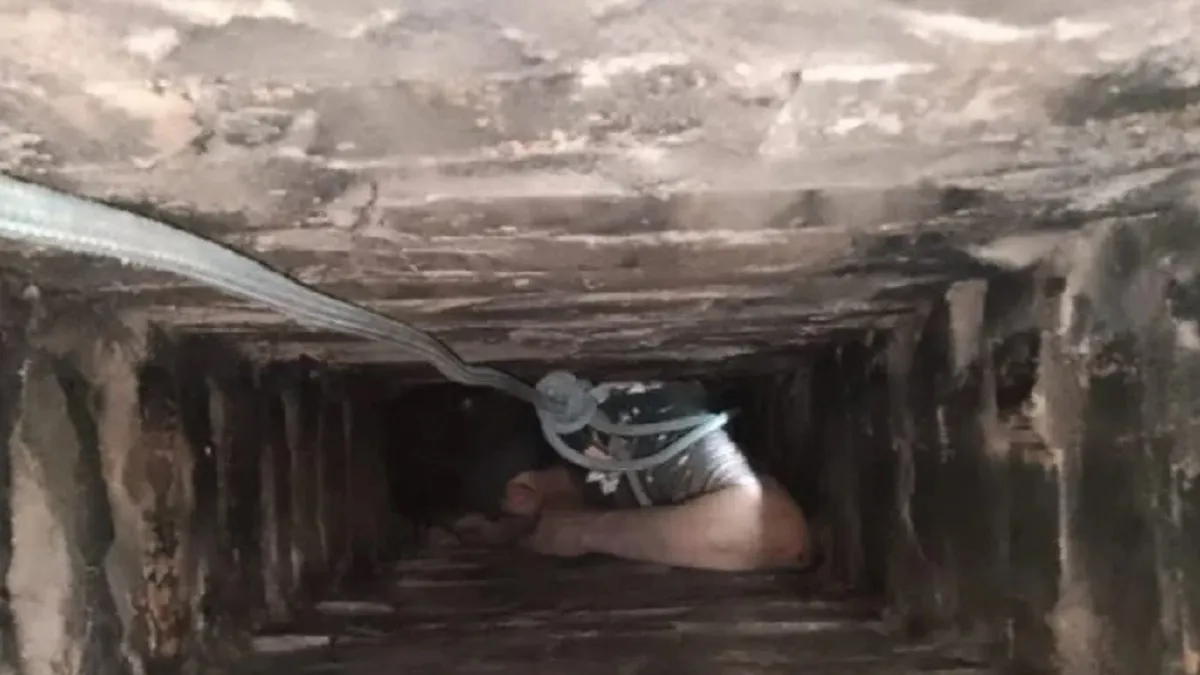 El ladrón intentó entrar a robar a una casa y terminó atorado en la chimenea.