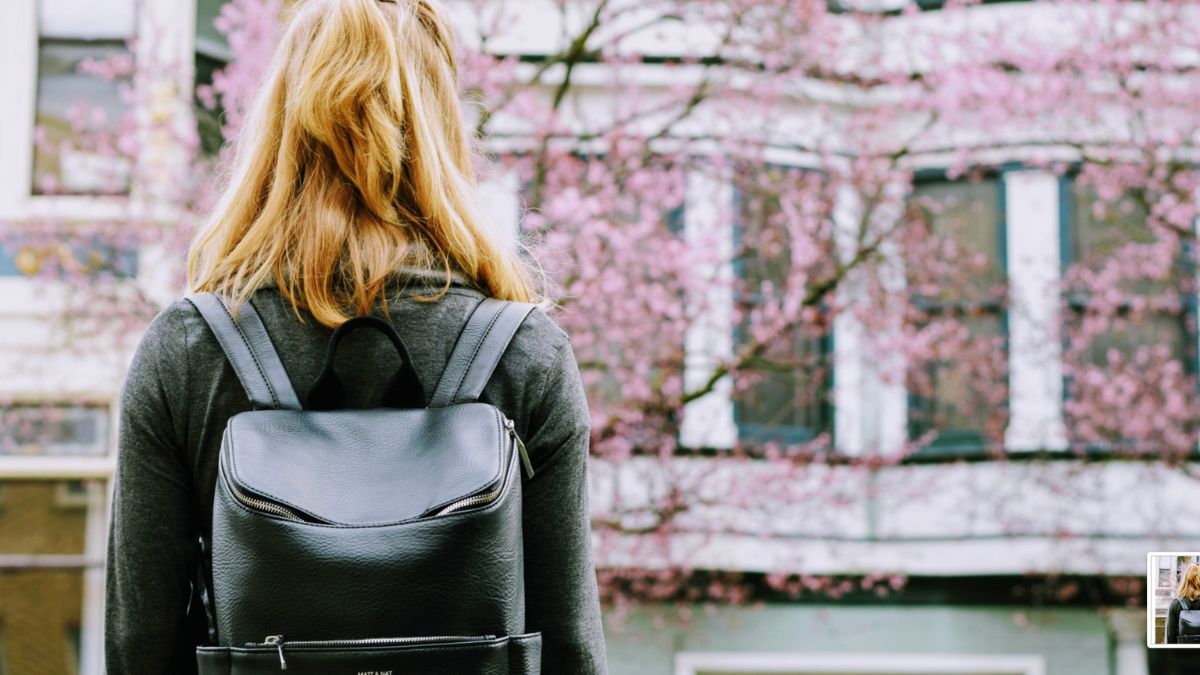 Adiós a las mochilas: este es el nuevo accesorio en tendencia para este invierno 2025