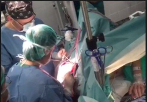 Le hicieron tocar el piano mientras le removían graves tumores cerebrales