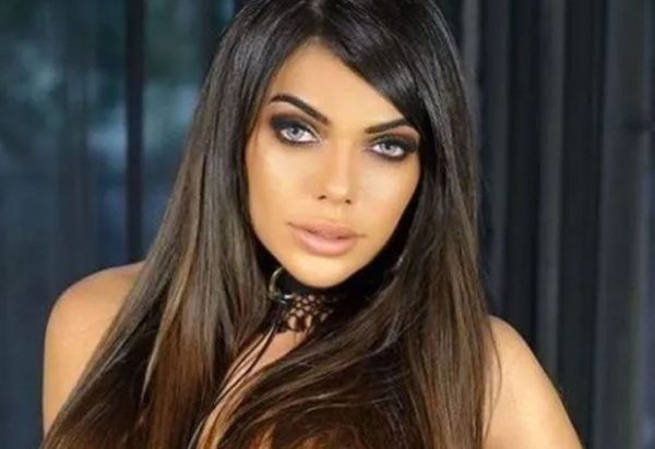 Suzy Cortez tiene nalga de oro y ¡Se pinta toda de dorado!