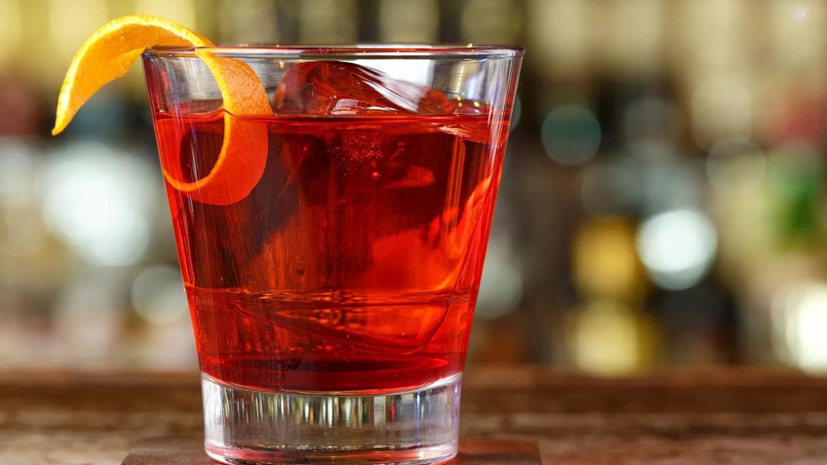 El clásico italiano con gin, Campari y vermouth rosso, preparado directo en el vaso y sin coctelera. El clásico italiano con gin, Campari y vermouth rosso, preparado directo en el vaso y sin coctelera.